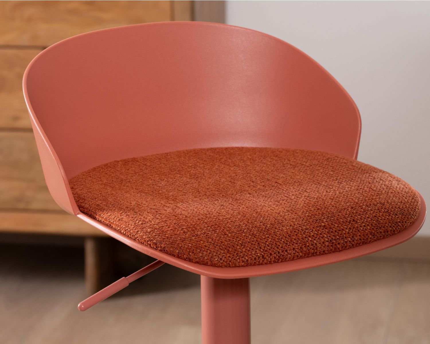 Chaise haute design épuré coloris terracotta “Oja” assise réglable en hauteur