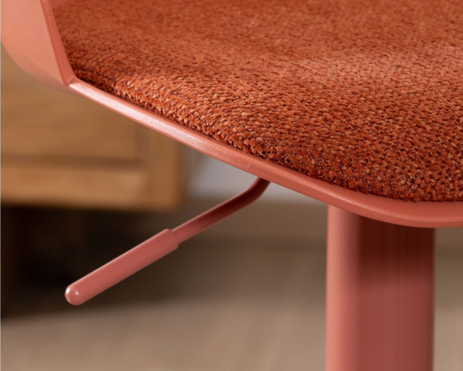 Chaise haute design épuré coloris terracotta “Oja” assise réglable en hauteur