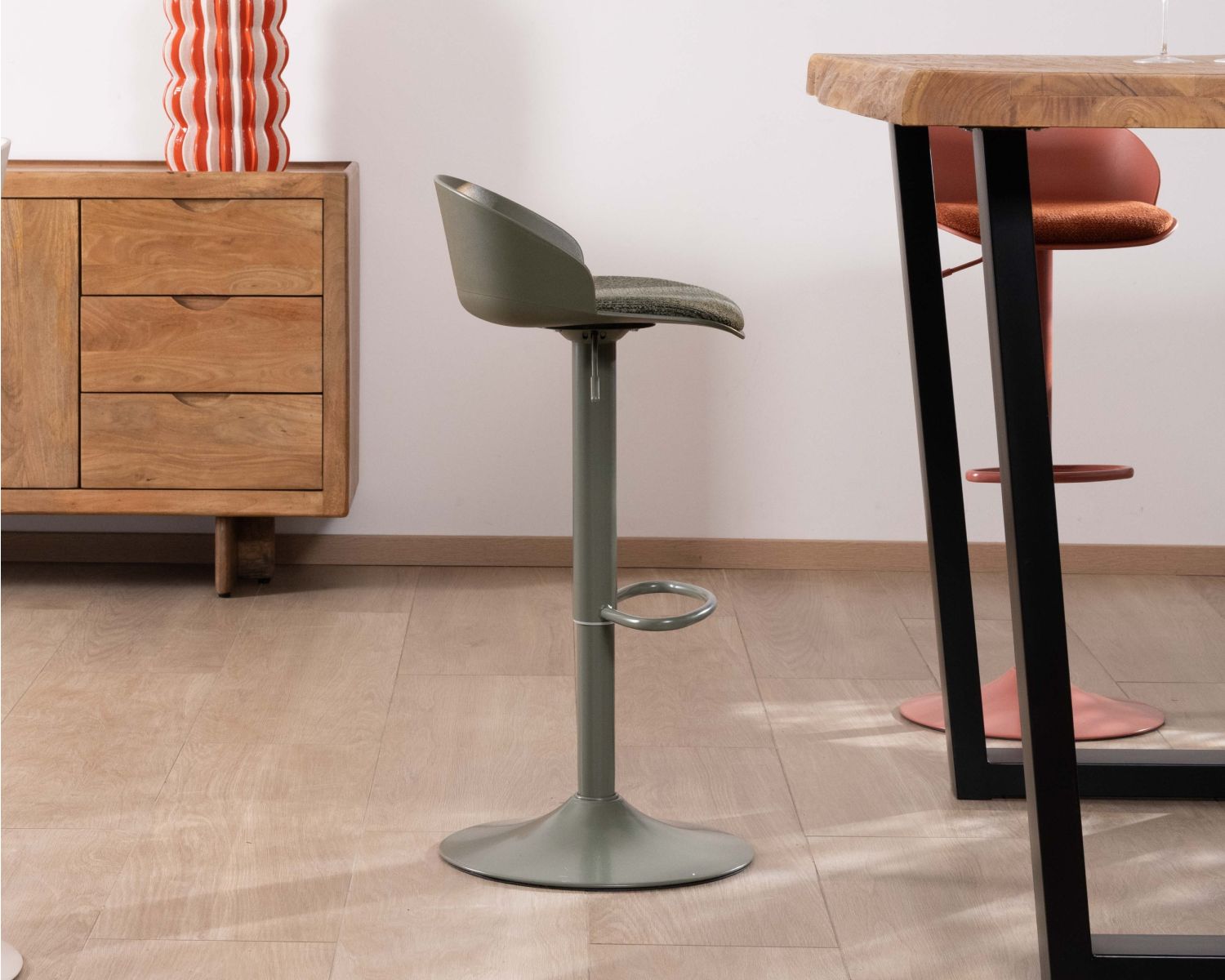 Tabouret de bar réglable en hauteur coloris vert sauge “Oja” design épuré et contemporain