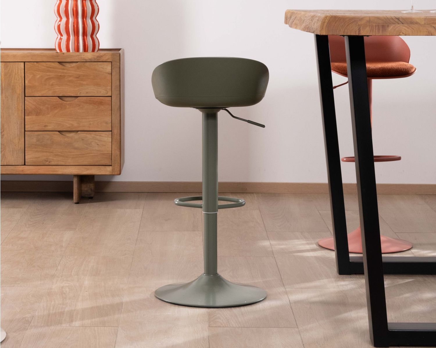Tabouret de bar réglable en hauteur coloris vert sauge “Oja” design épuré et contemporain