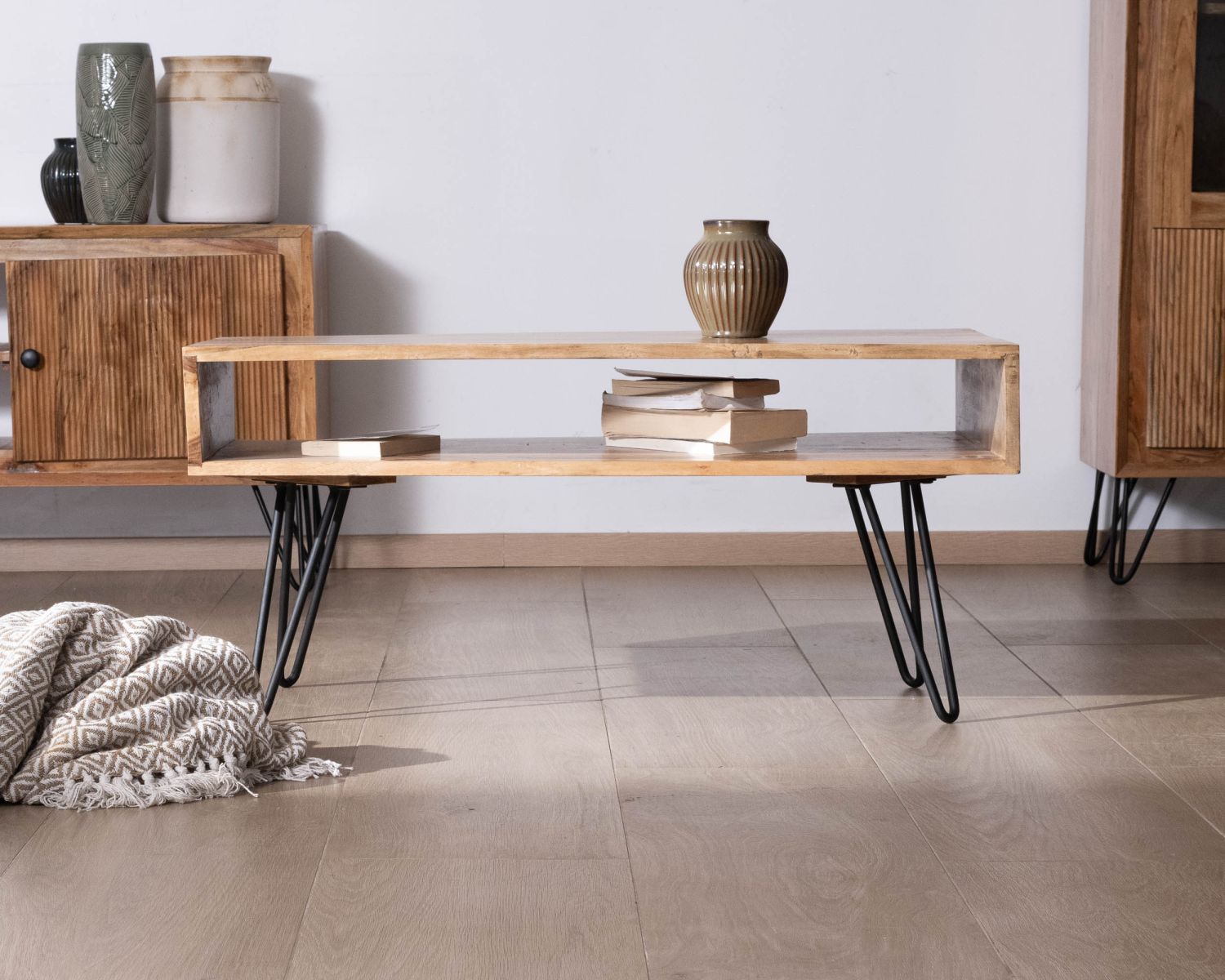 Table de salon épurée plateau acacia et niche centrale "Wendy"