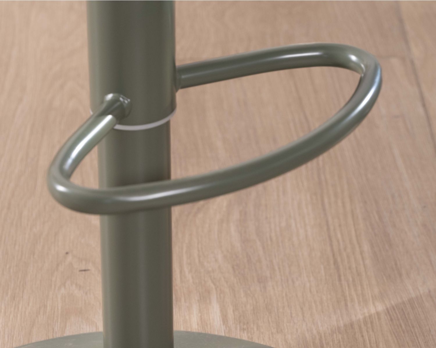 Tabouret de bar réglable en hauteur coloris vert sauge “Oja” design épuré et contemporain