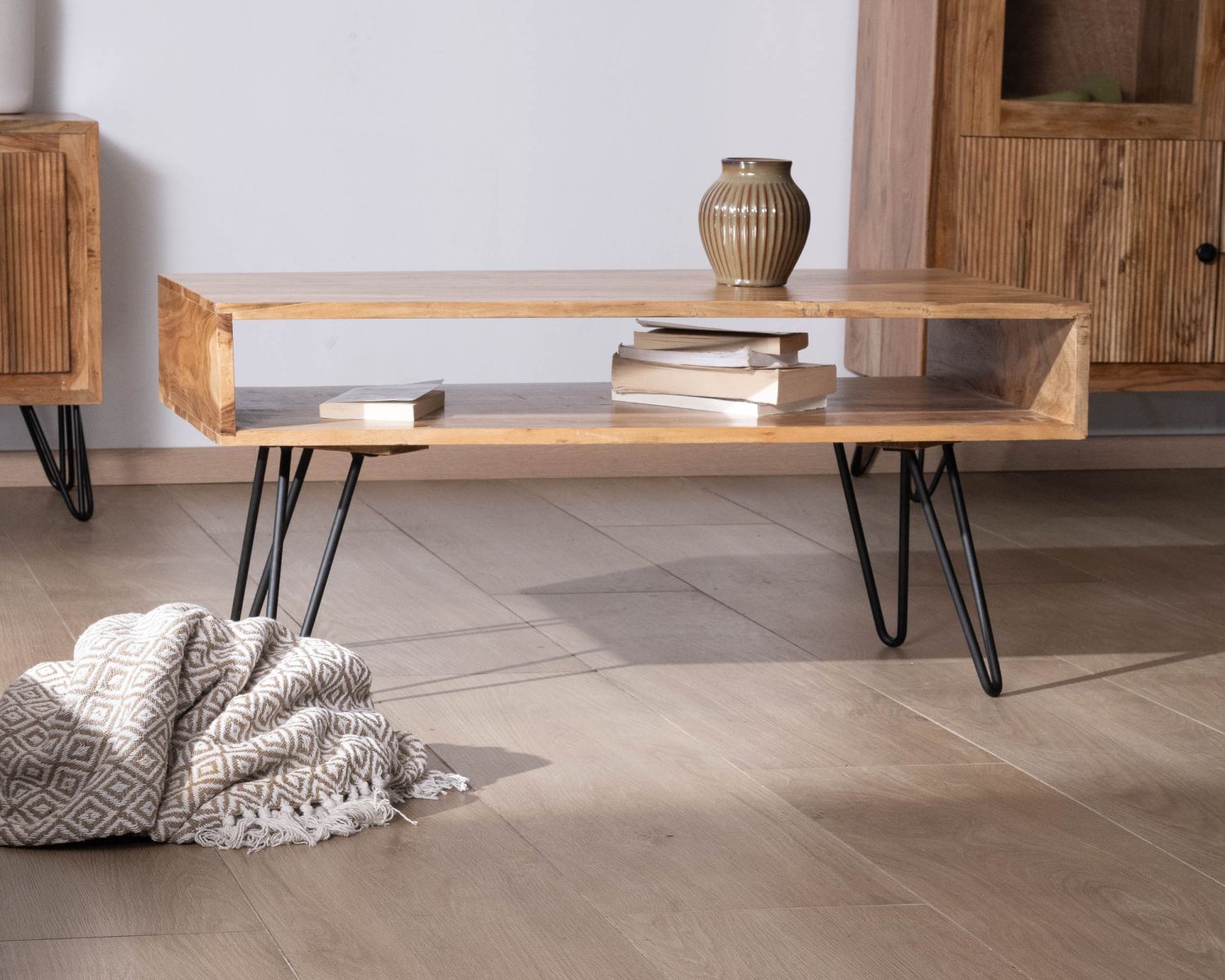 Table de salon épurée plateau acacia et niche centrale "Wendy"