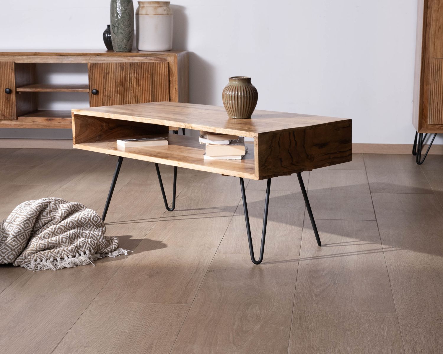 Table de salon épurée plateau acacia et niche centrale "Wendy"