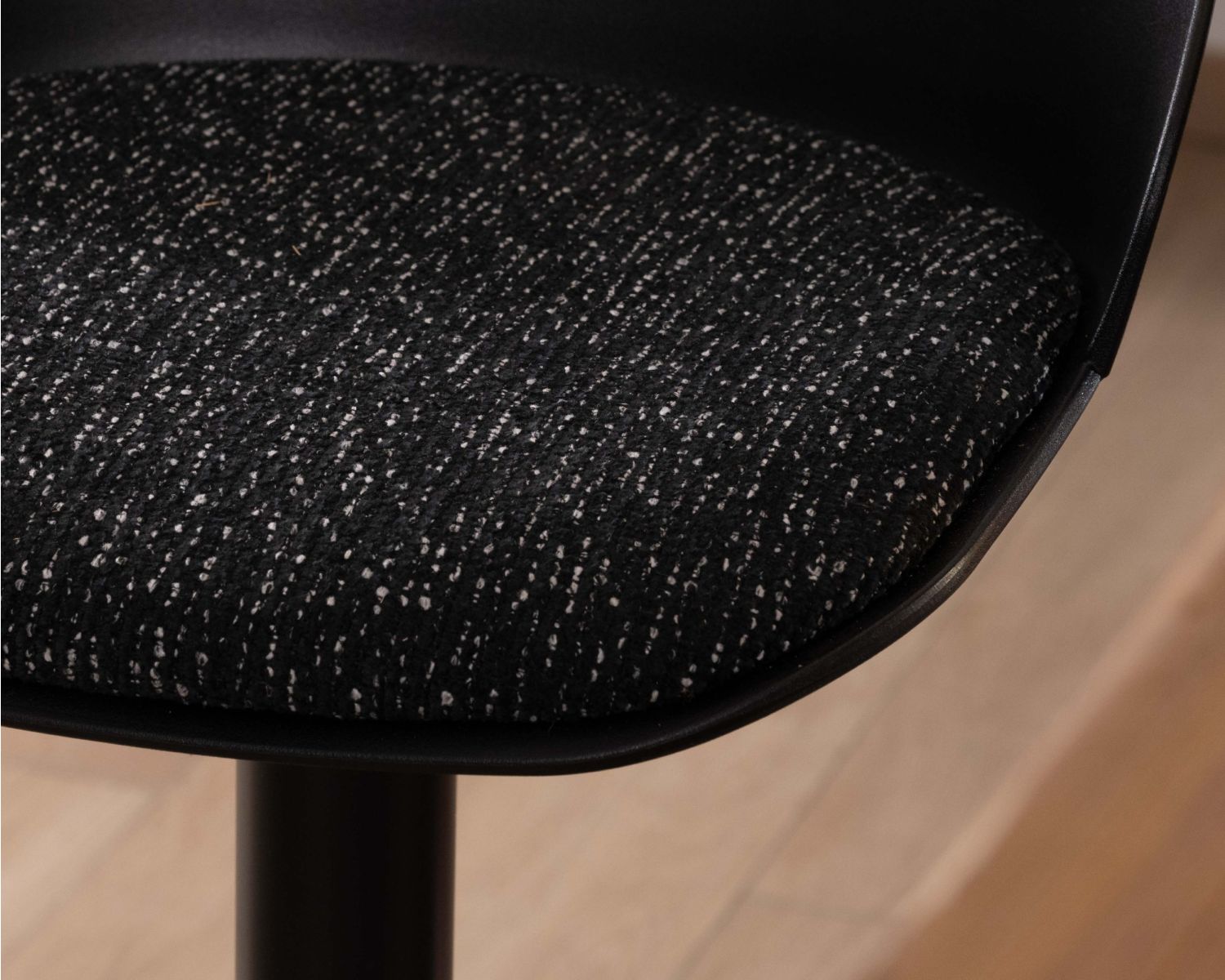 Tabouret de bar réglable design “Oja” assise en tissu texturé noir