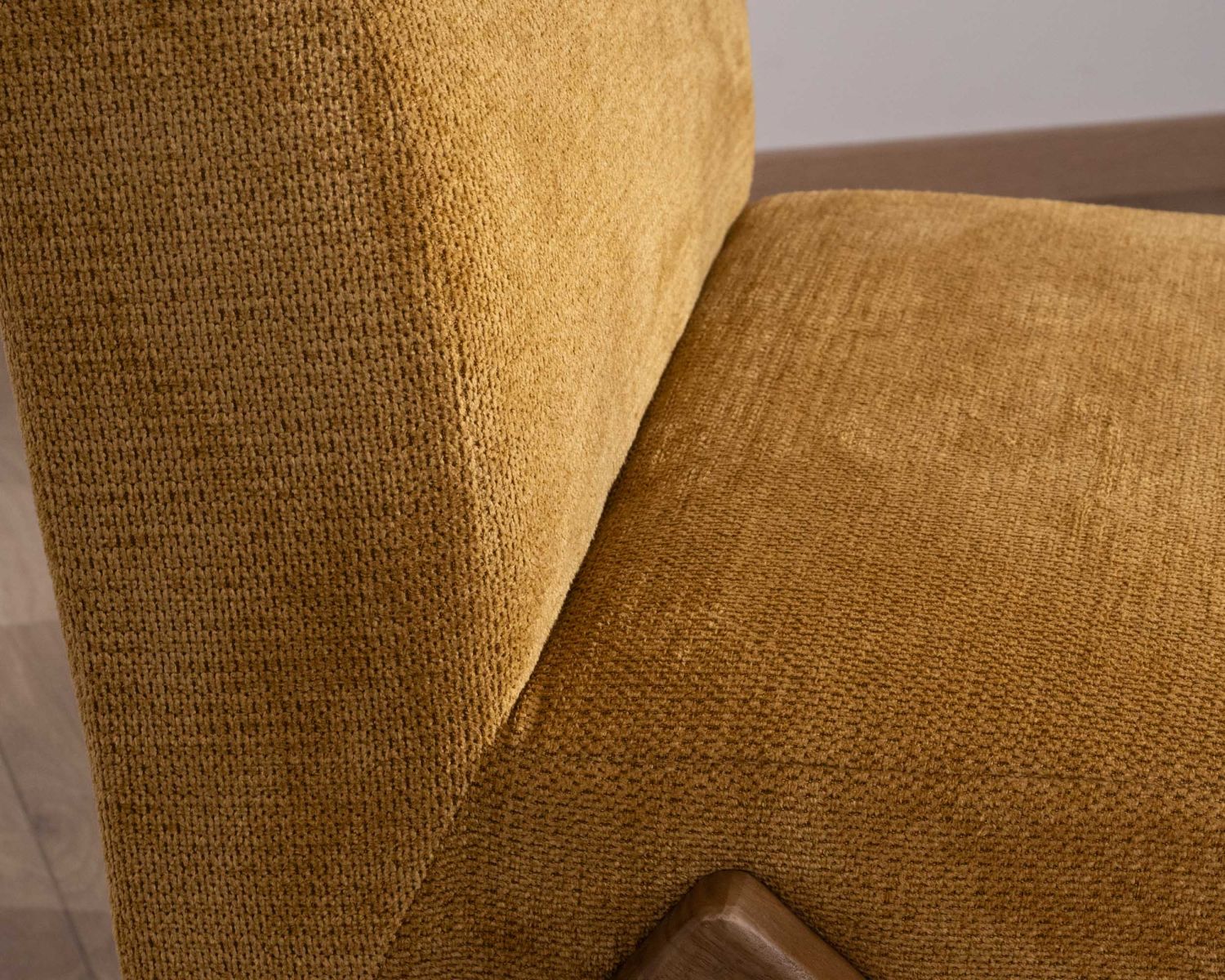 Fauteuil style vintage avec pieds boomerang "Tolga" coloris jaune moutarde