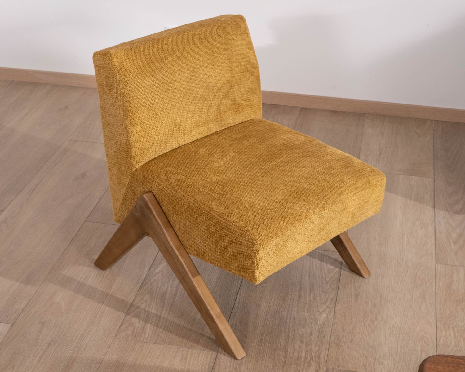 Fauteuil style vintage avec pieds boomerang "Tolga" coloris jaune moutarde