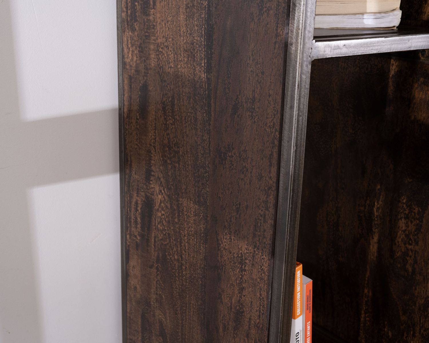 Rangement design en bois et métal "Crescendo" avec éclairage LEDs