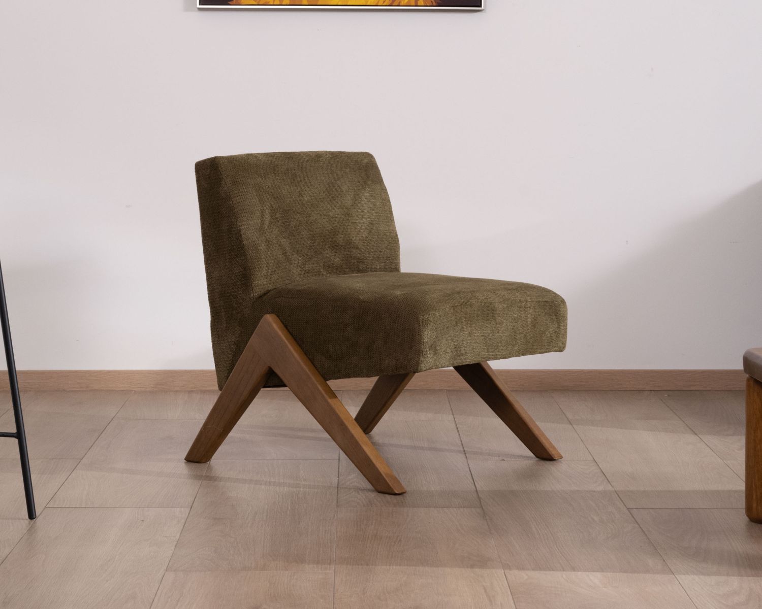 Fauteuil esprit vintage en tissu vert kaki clair "Tolga" pieds boomerang en bois