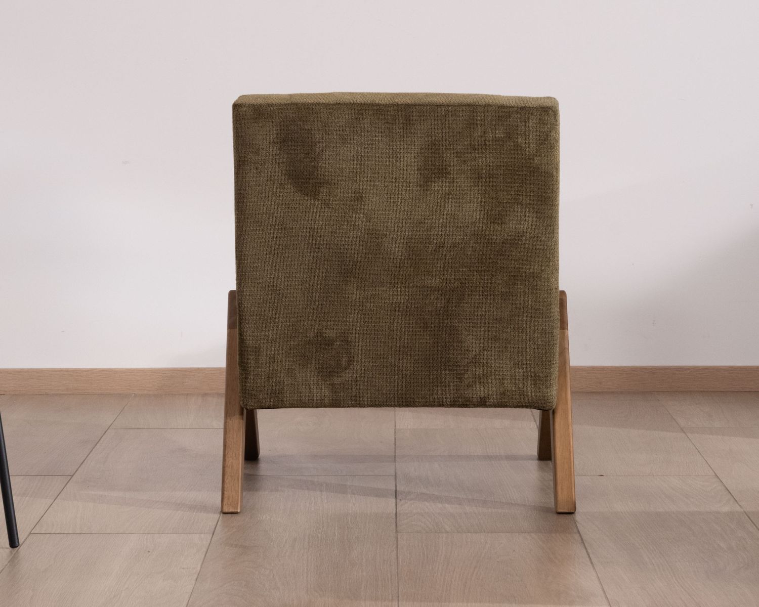 Fauteuil esprit vintage en tissu vert kaki clair "Tolga" pieds boomerang en bois