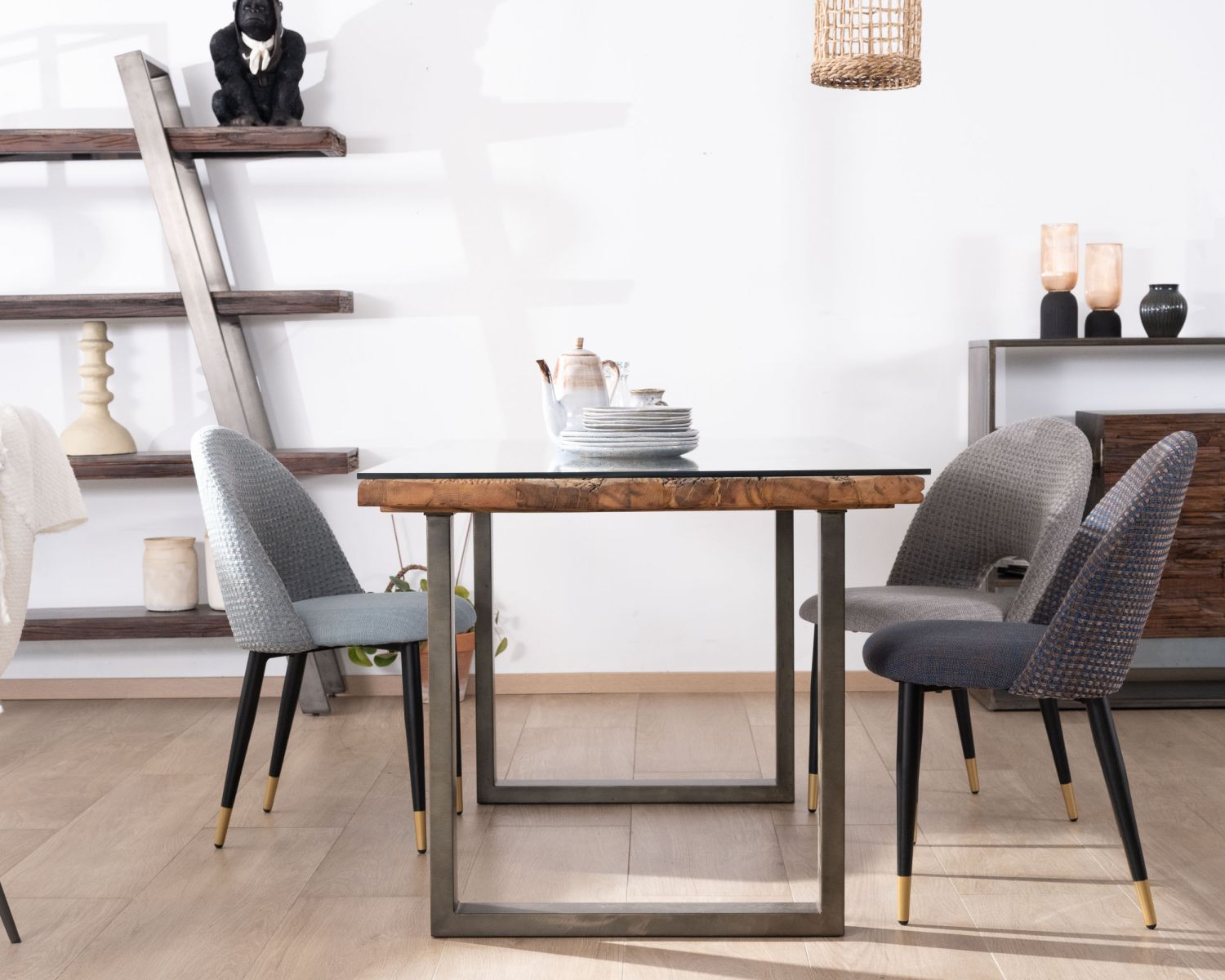 Table de repas design en bois recyclé et pieds métal en U "Crescendo" avec plateau verre