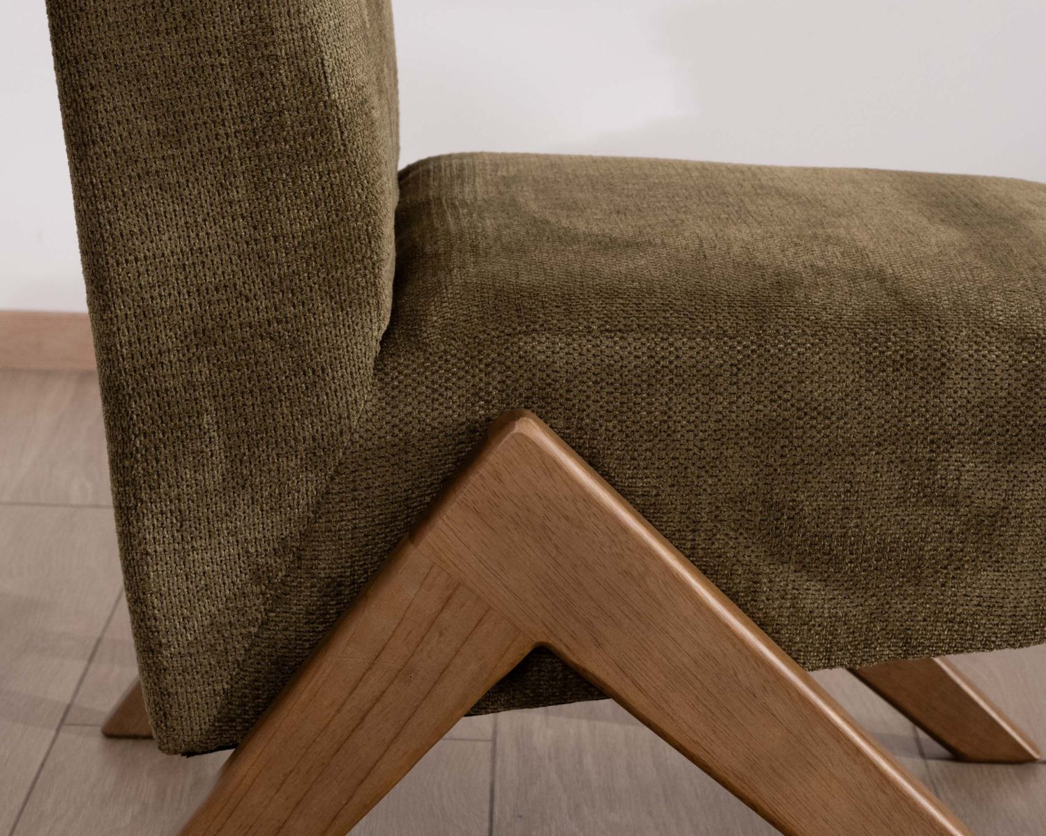 Fauteuil esprit vintage en tissu vert kaki clair "Tolga" pieds boomerang en bois