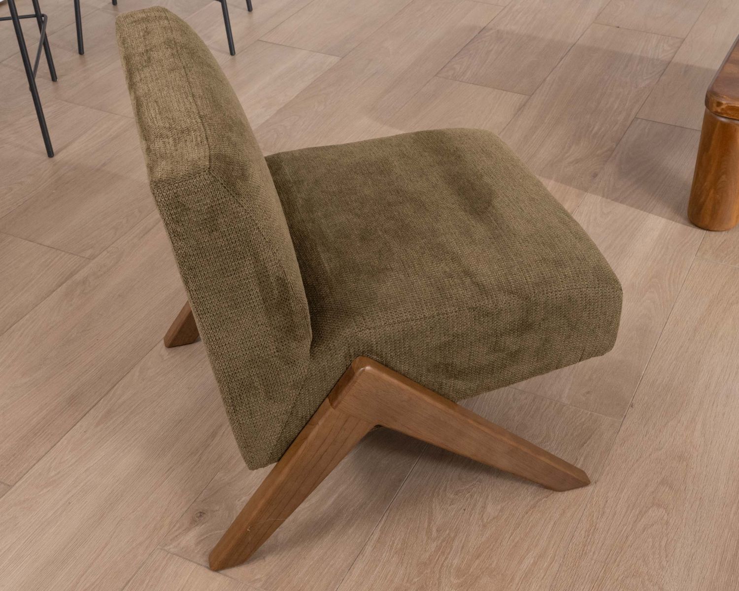 Fauteuil esprit vintage en tissu vert kaki clair "Tolga" pieds boomerang en bois