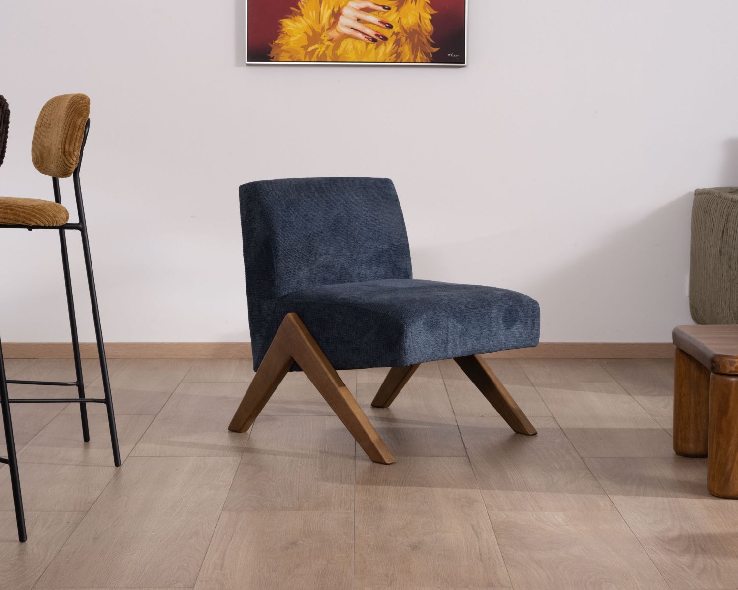 Fauteuil rétro tissu bleu foncé avec pieds bois boomerang "Tolga"
