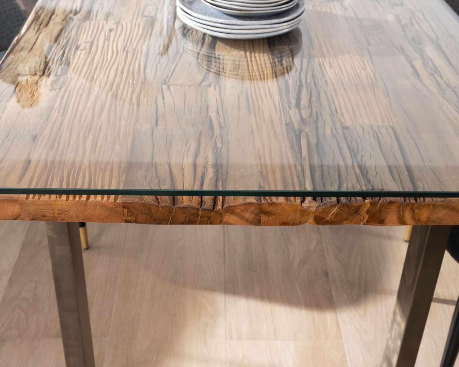 Table de repas design en bois recyclé et pieds métal en U "Crescendo" avec plateau verre
