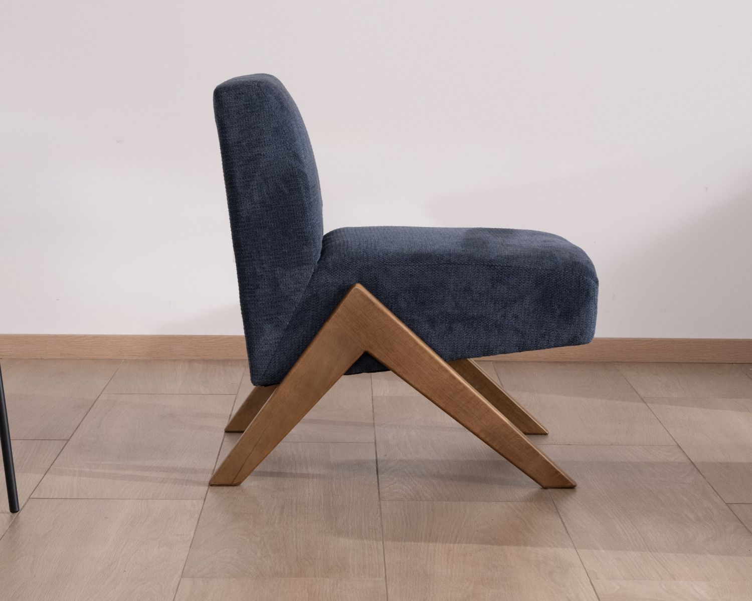Fauteuil rétro tissu bleu foncé avec pieds bois boomerang "Tolga"