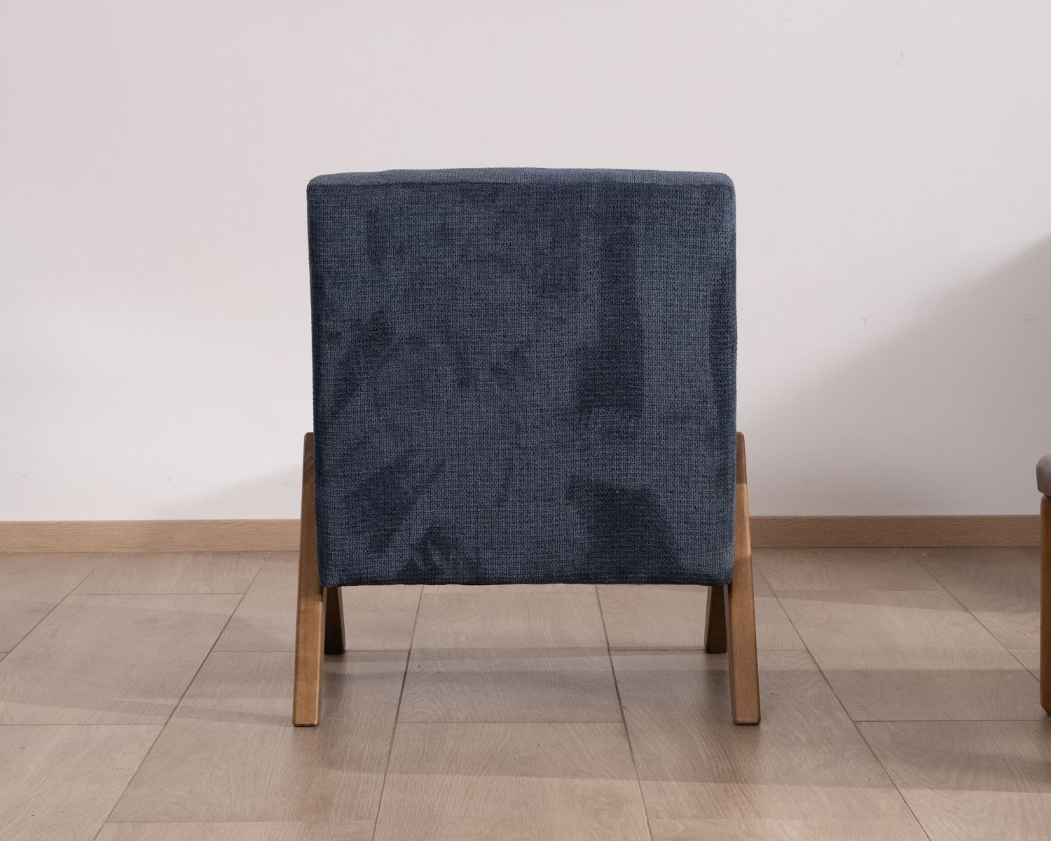 Fauteuil rétro tissu bleu foncé avec pieds bois boomerang "Tolga"