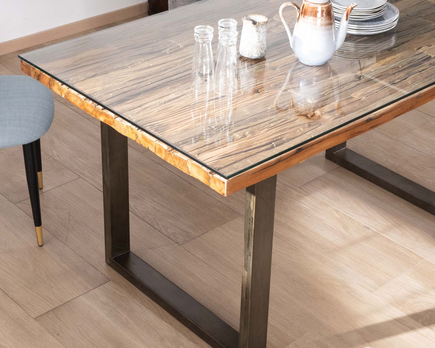Table de repas design en bois recyclé et pieds métal en U "Crescendo" avec plateau verre