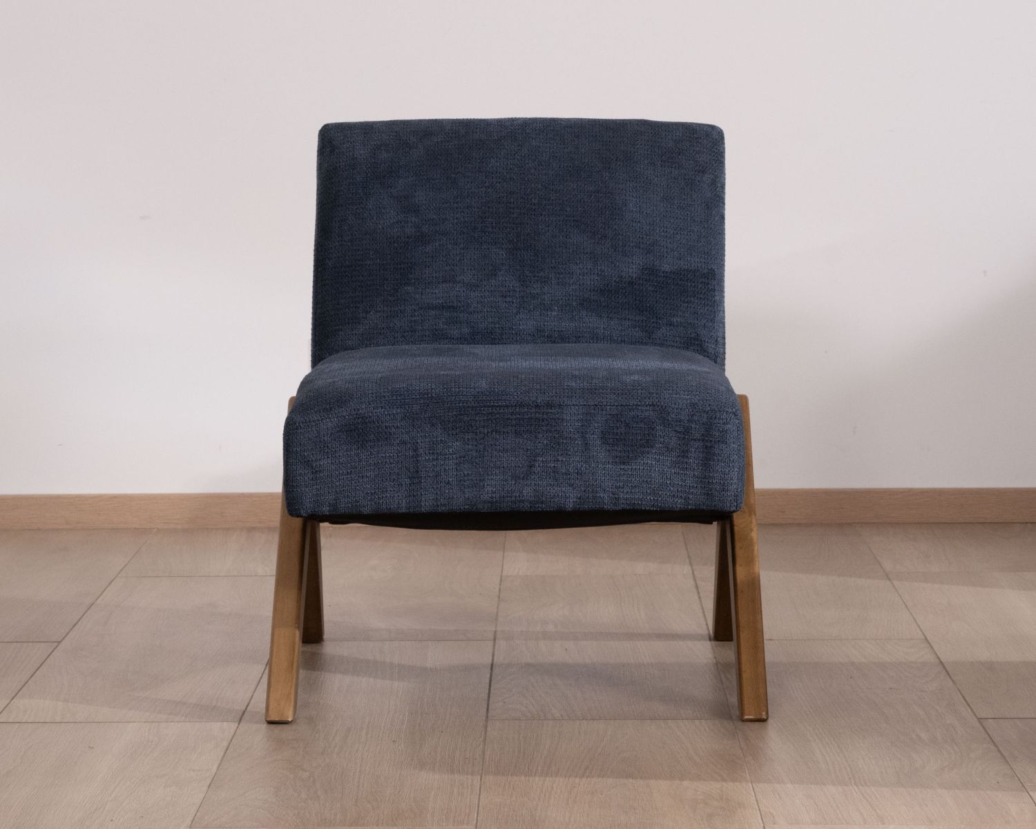 Fauteuil rétro tissu bleu foncé avec pieds bois boomerang "Tolga"