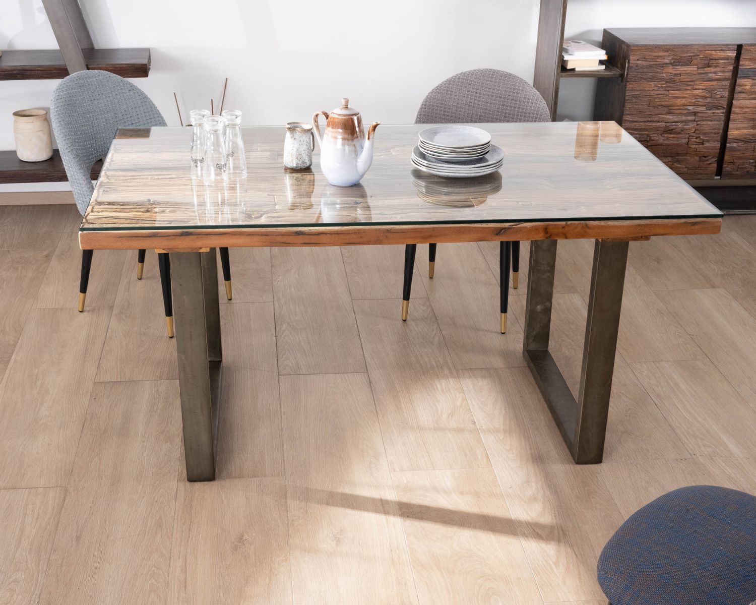 Table de repas design en bois recyclé et pieds métal en U "Crescendo" avec plateau verre