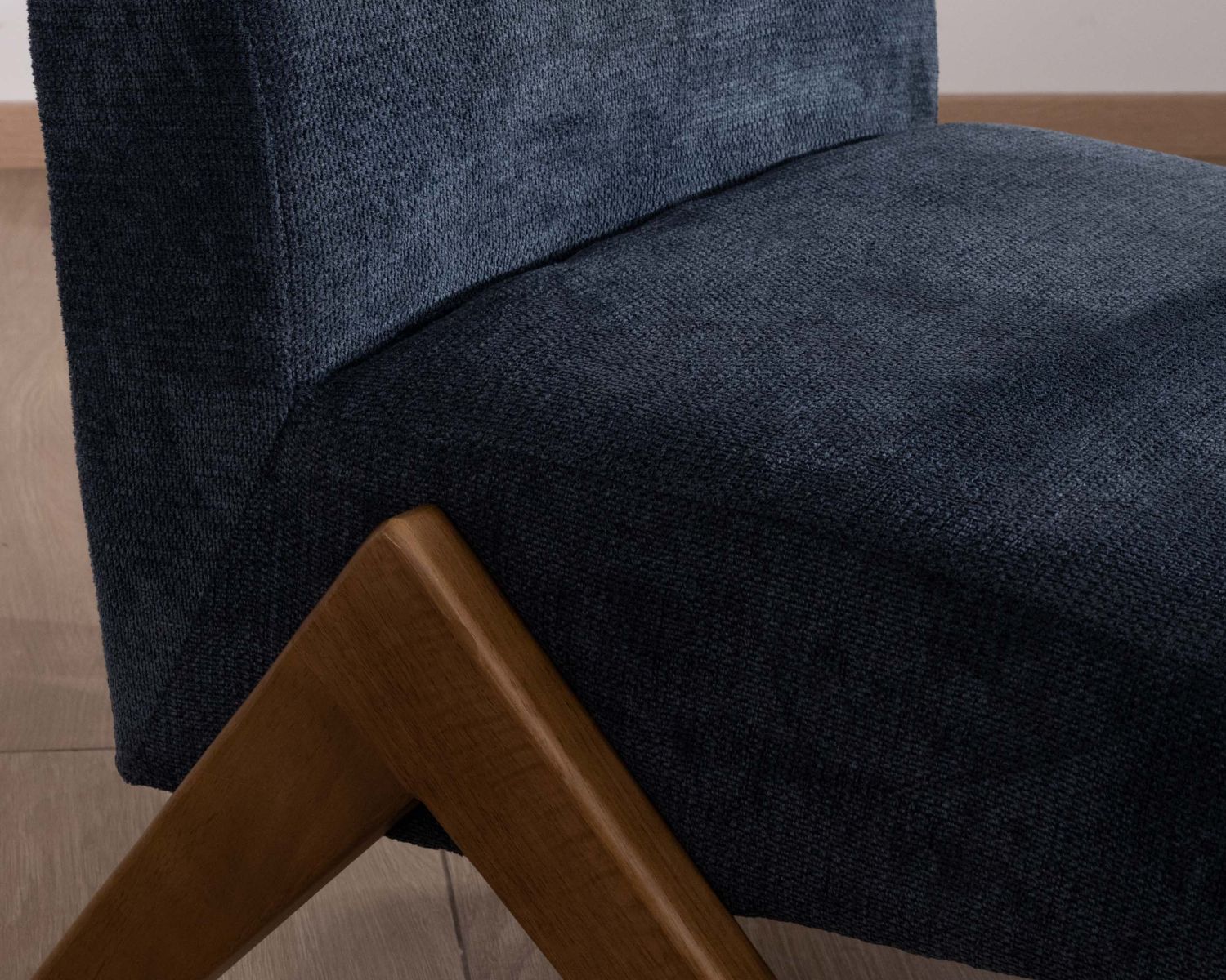 Fauteuil rétro tissu bleu foncé avec pieds bois boomerang "Tolga"