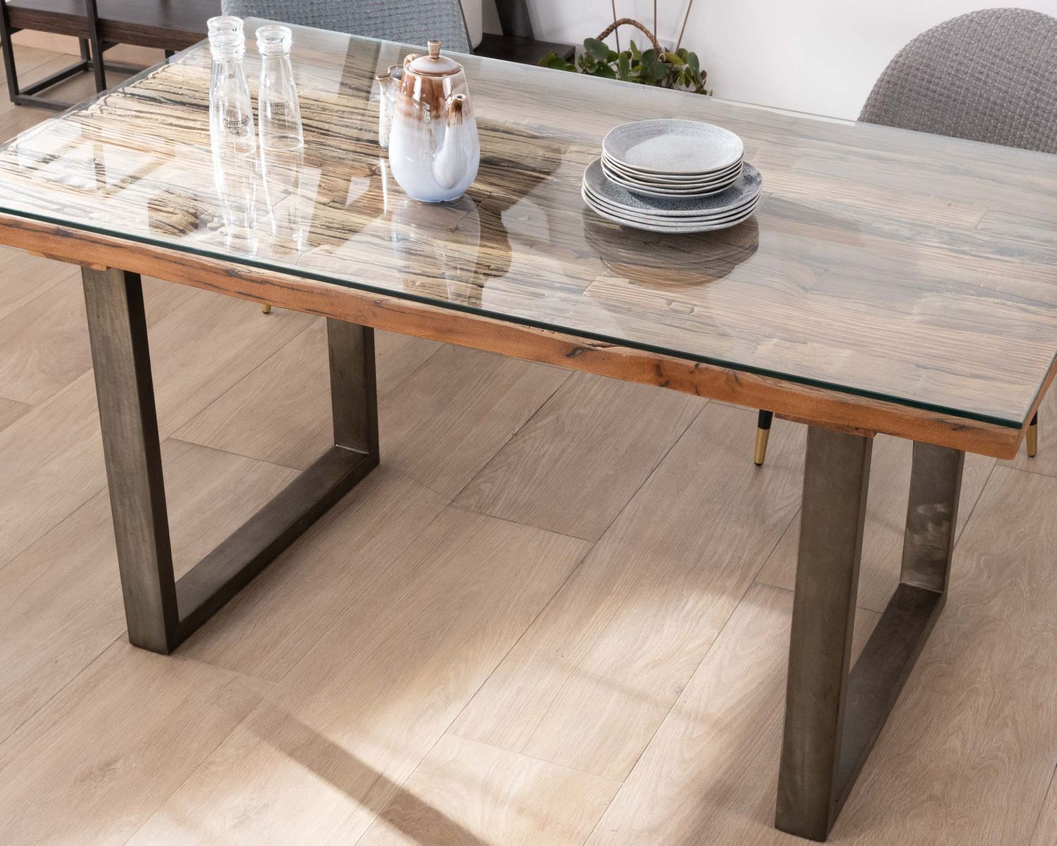 Table de repas design en bois recyclé et pieds métal en U "Crescendo" avec plateau verre