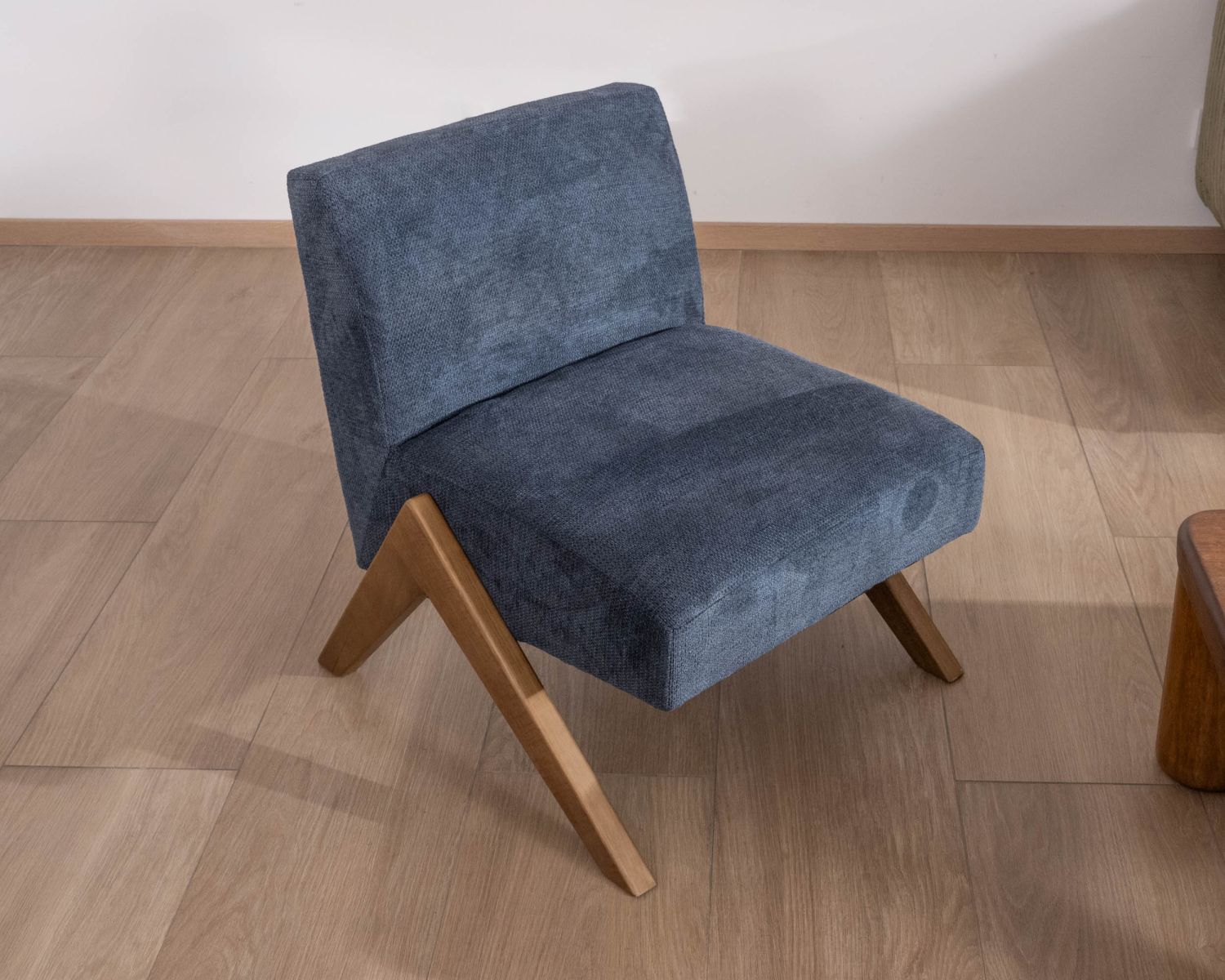 Fauteuil rétro tissu bleu foncé avec pieds bois boomerang "Tolga"