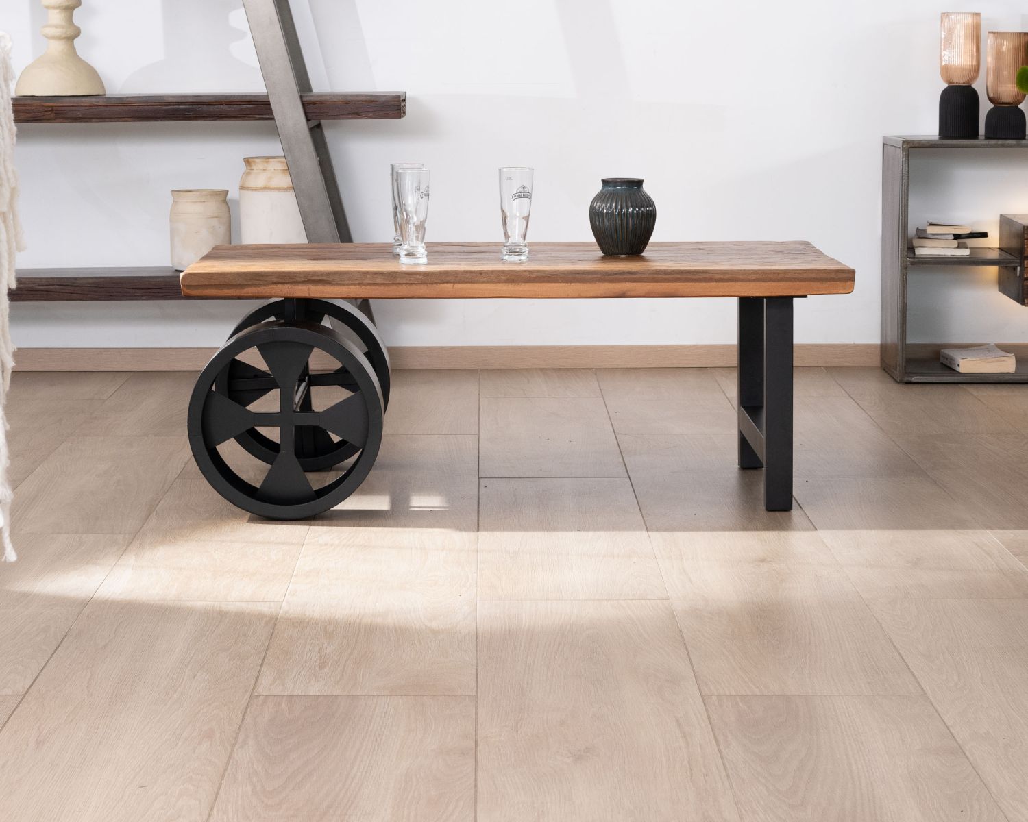 Table basse en bois de récupération avec roues en métal "Carriola"