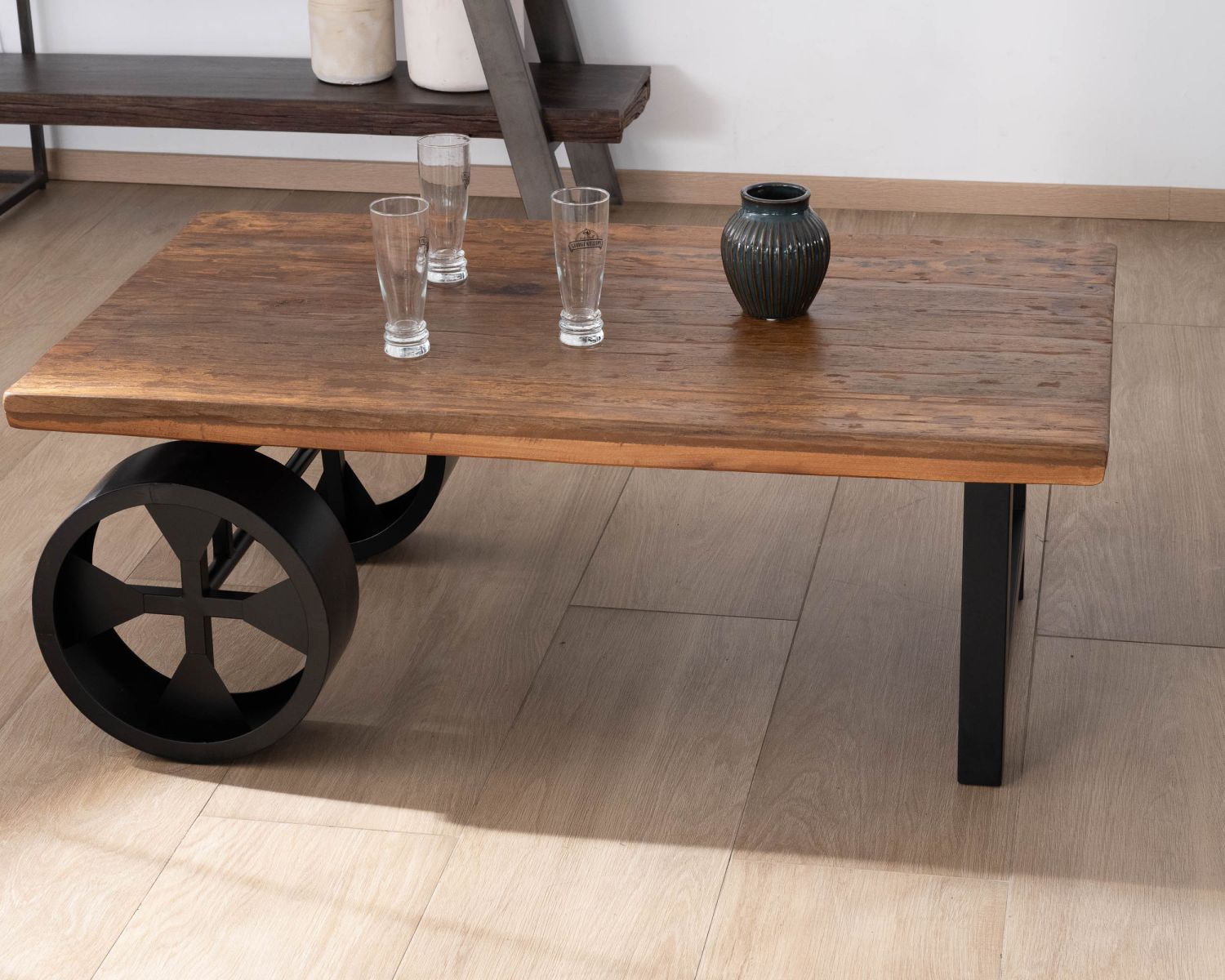 Table basse en bois de récupération avec roues en métal "Carriola"