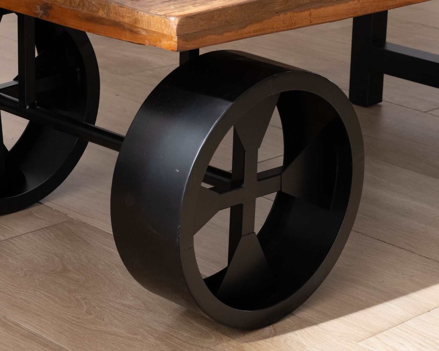 Table basse en bois de récupération avec roues en métal "Carriola"