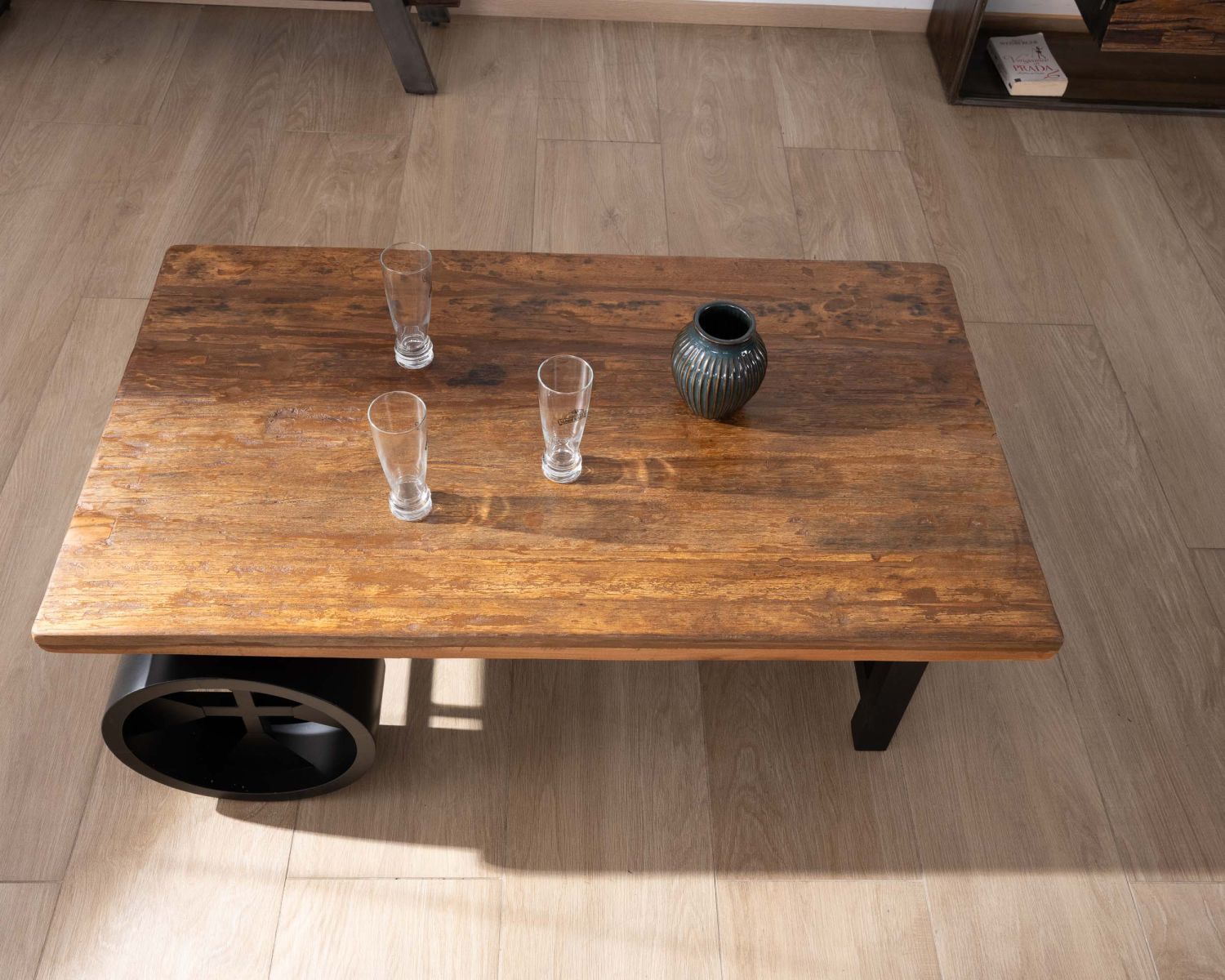 Table basse en bois de récupération avec roues en métal "Carriola"