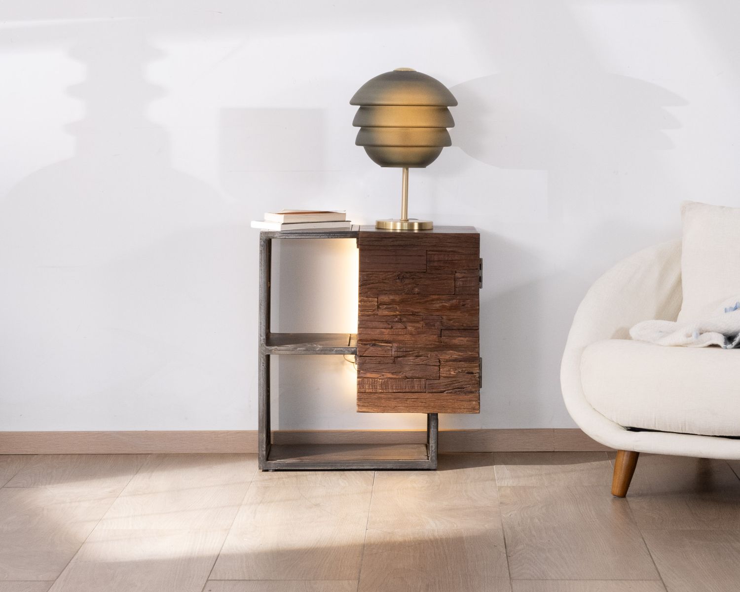 Table de chevet design destructuré en acacia et métal "Crescendo"