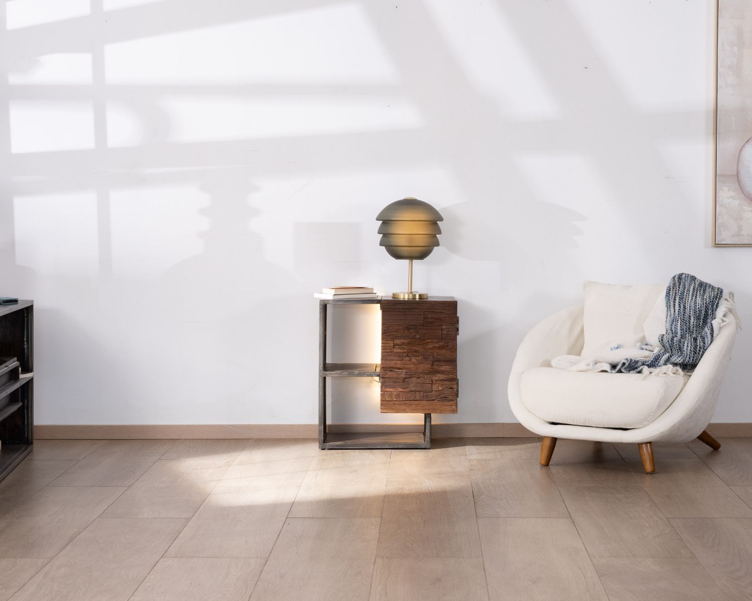 Table de chevet design destructuré en acacia et métal "Crescendo"