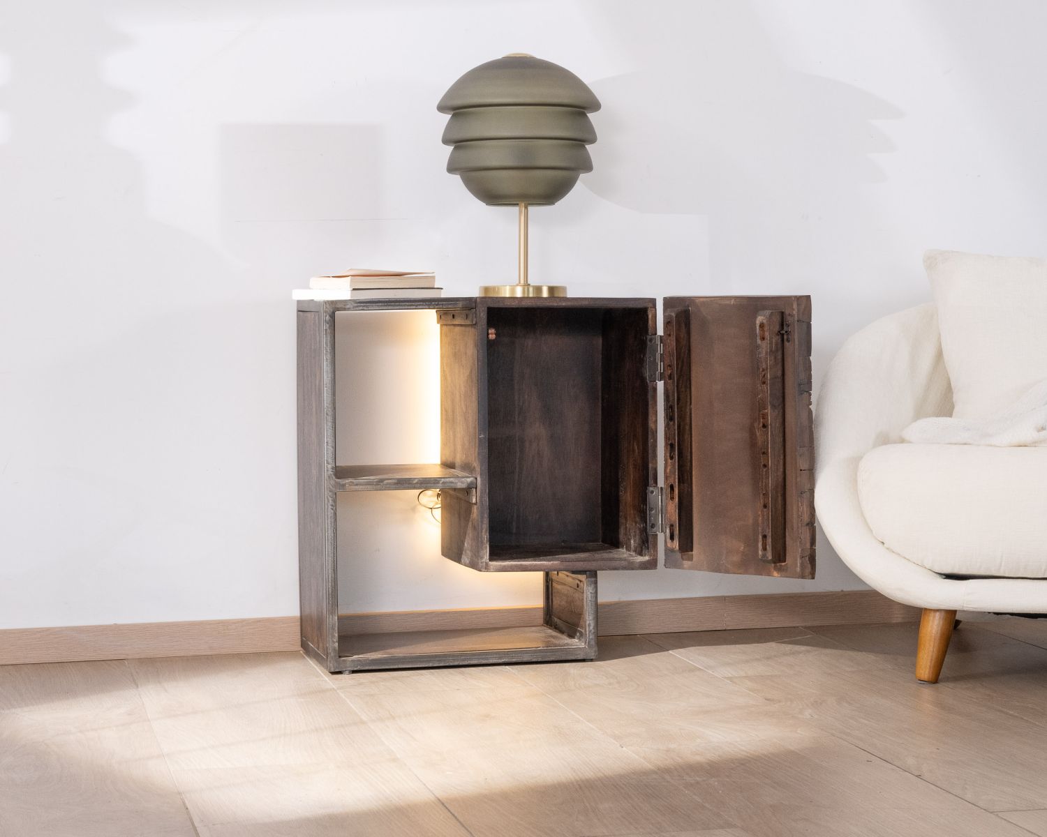 Table de chevet design destructuré en acacia et métal "Crescendo"