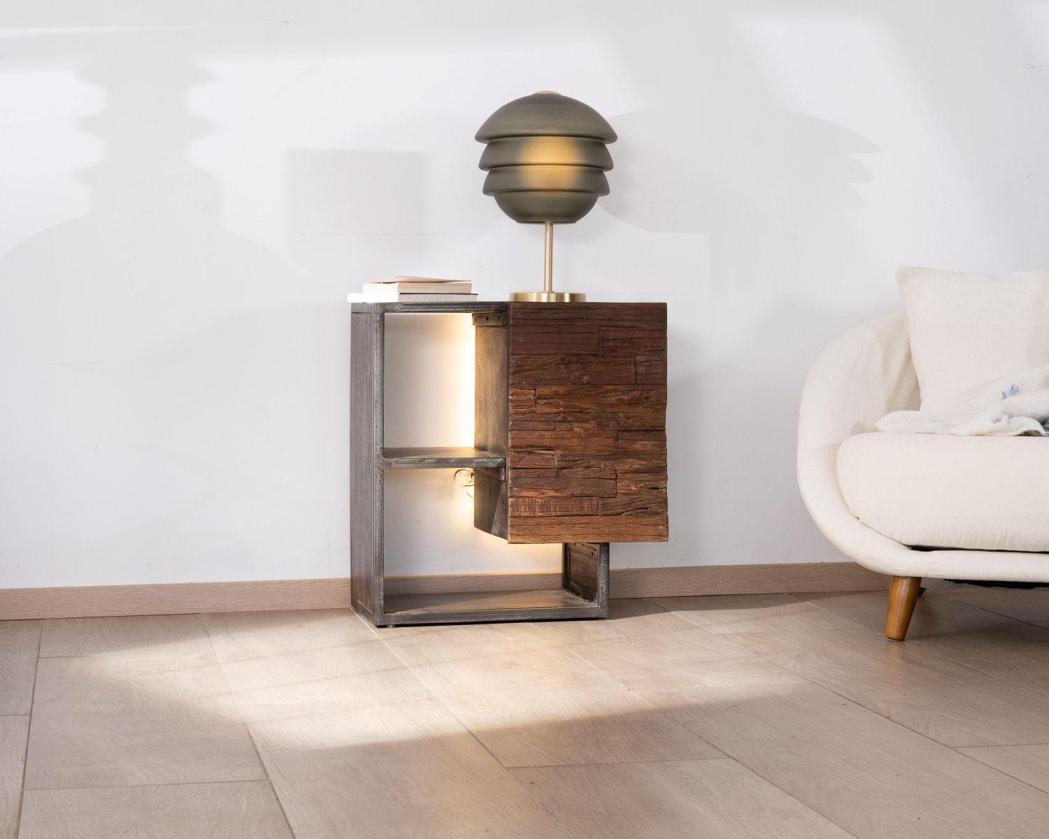 Table de chevet design destructuré en acacia et métal "Crescendo"