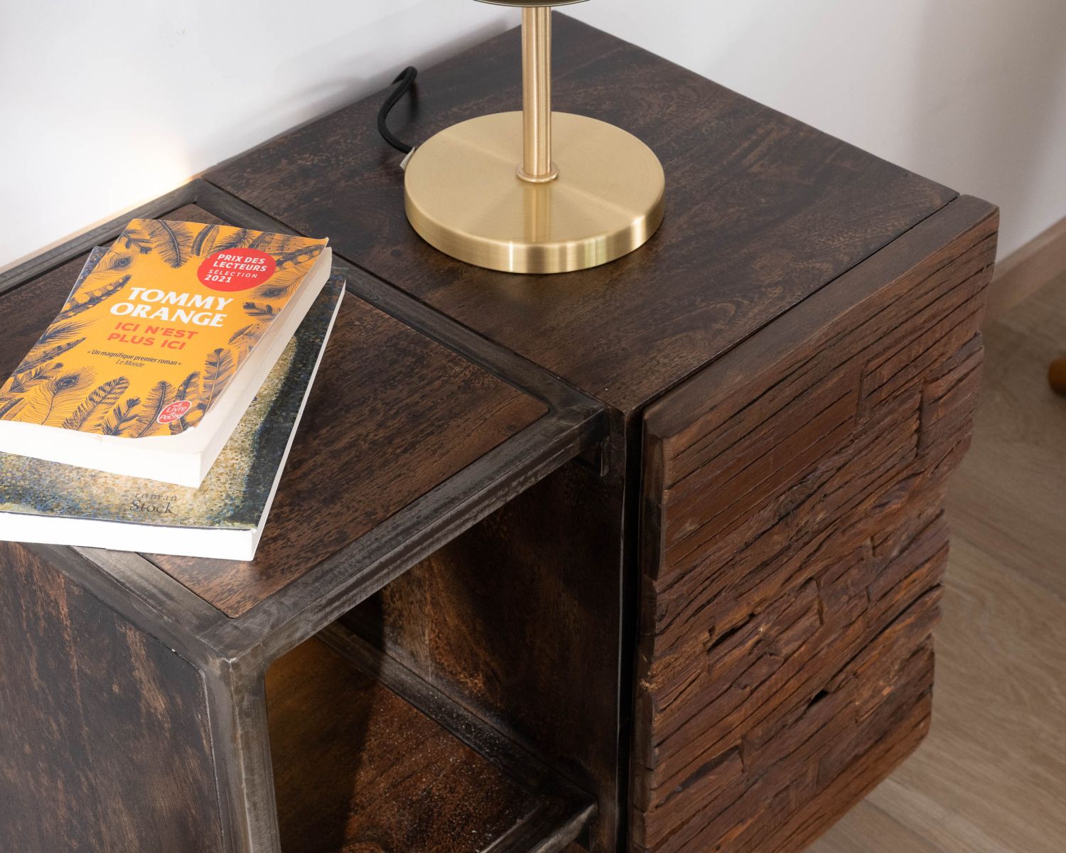 Table de chevet design destructuré en acacia et métal "Crescendo"