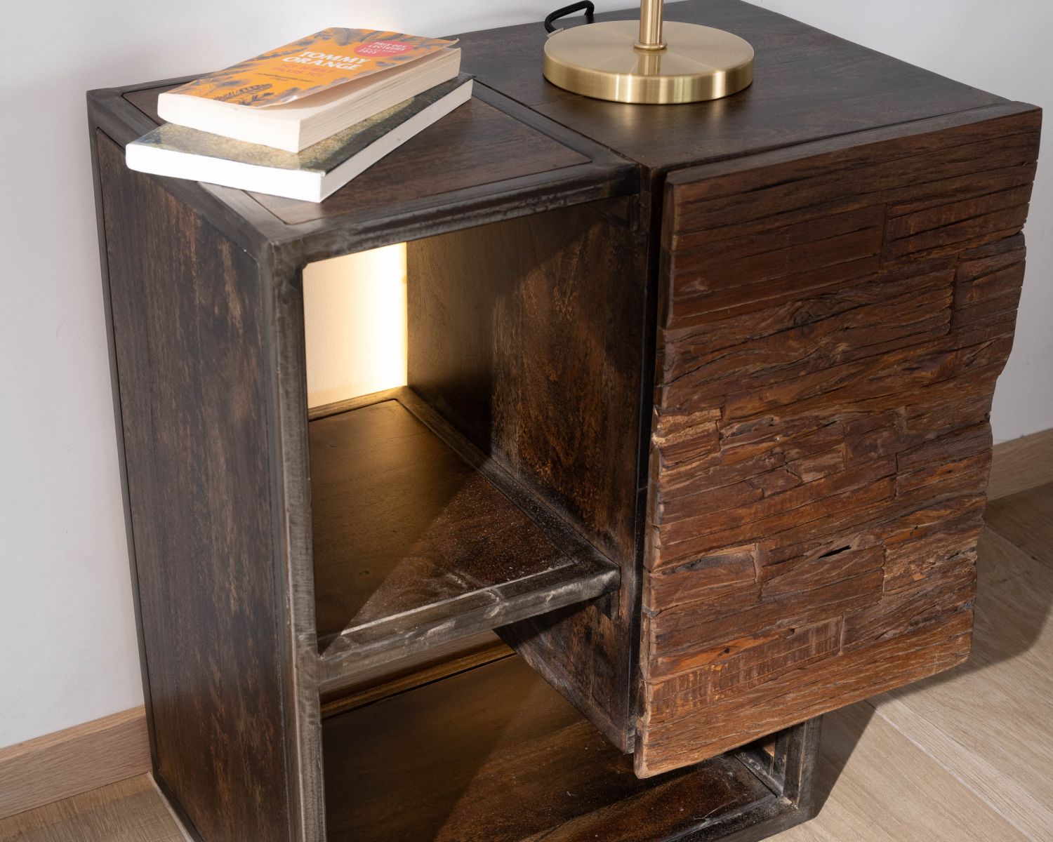 Table de chevet design destructuré en acacia et métal "Crescendo"