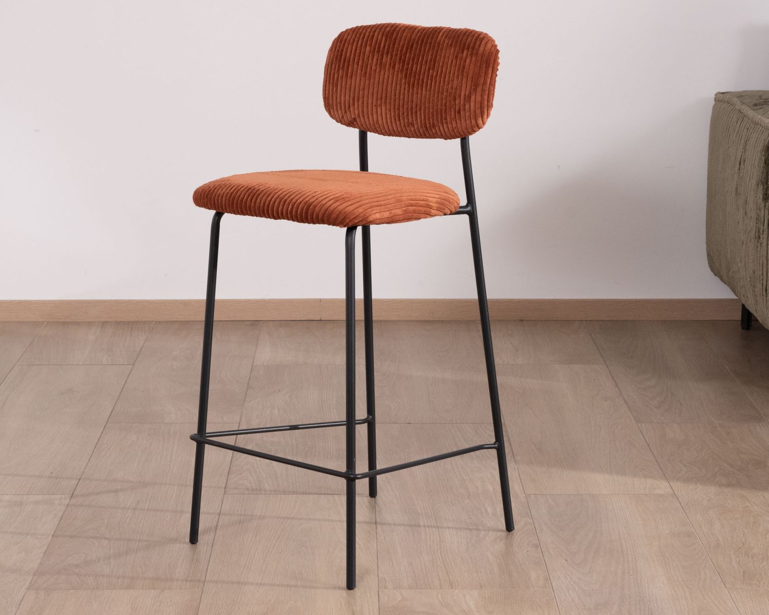 Lot de 4 chaises de bar en velours terracotta et pieds métal noir "Kulmino" style vintage 