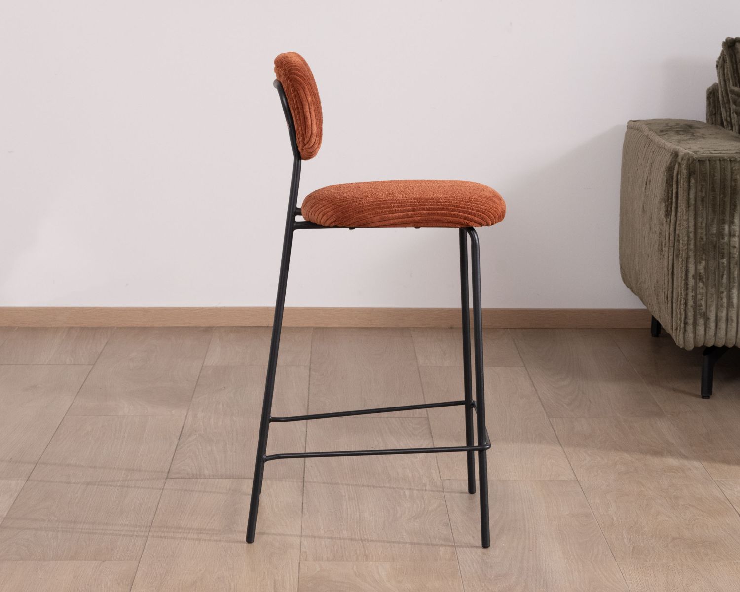 Lot de 4 chaises de bar en velours terracotta et pieds métal noir "Kulmino" style vintage 