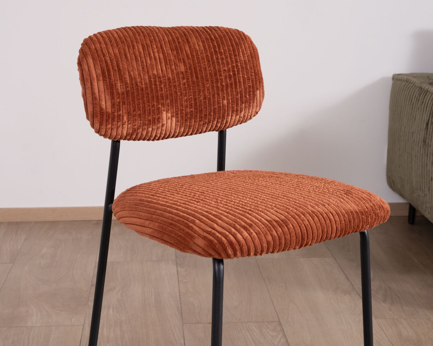 Lot de 4 chaises de bar en velours terracotta et pieds métal noir "Kulmino" style vintage 