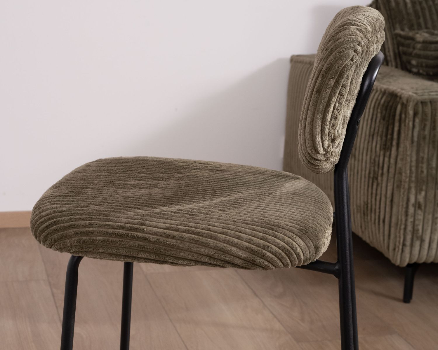 Lot de 4 chaises de bar rétro en velours côtelé kaki et pieds métal noir "Kulmino"