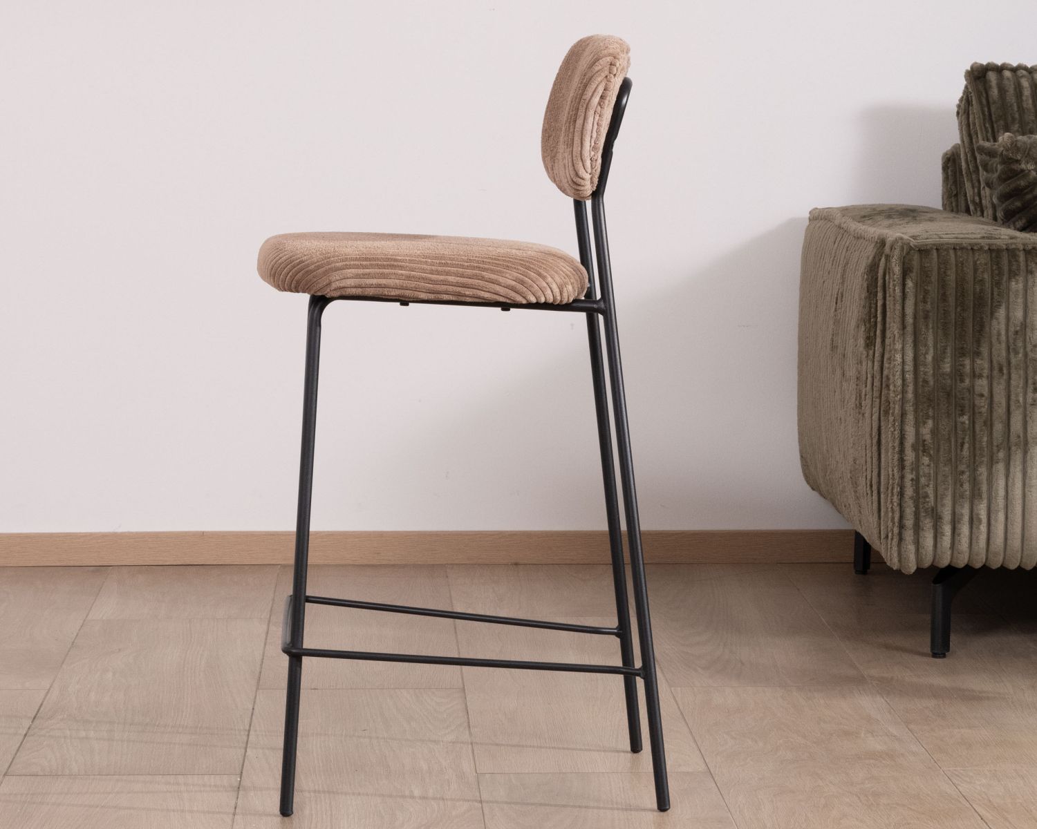 Lot de 4 chaises de bar style vintage en velours côtelé camel et pieds métal noir "Kulmino"