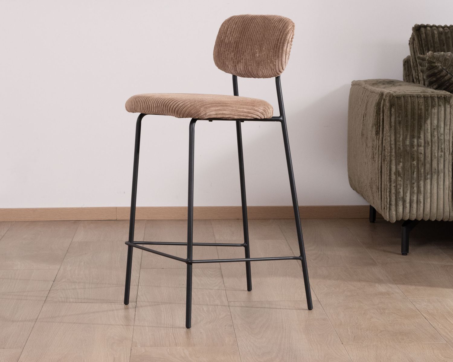 Lot de 4 chaises de bar style vintage en velours côtelé camel et pieds métal noir "Kulmino"