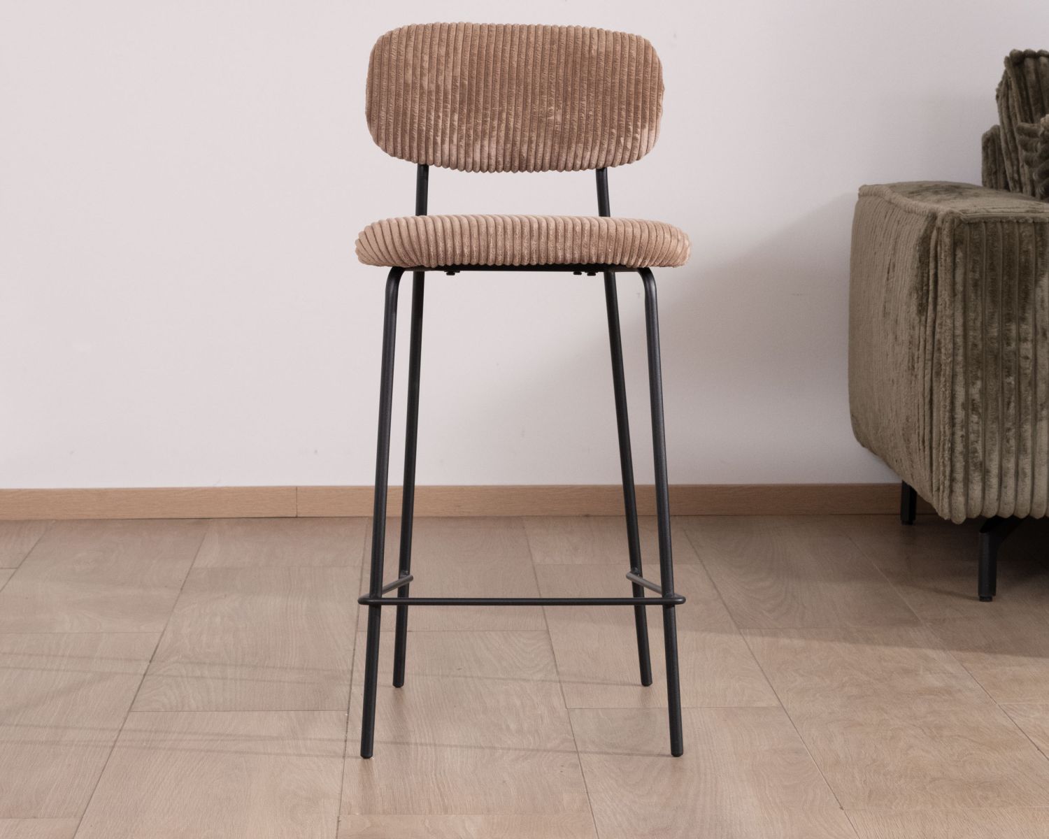 Lot de 4 chaises de bar style vintage en velours côtelé camel et pieds métal noir "Kulmino"