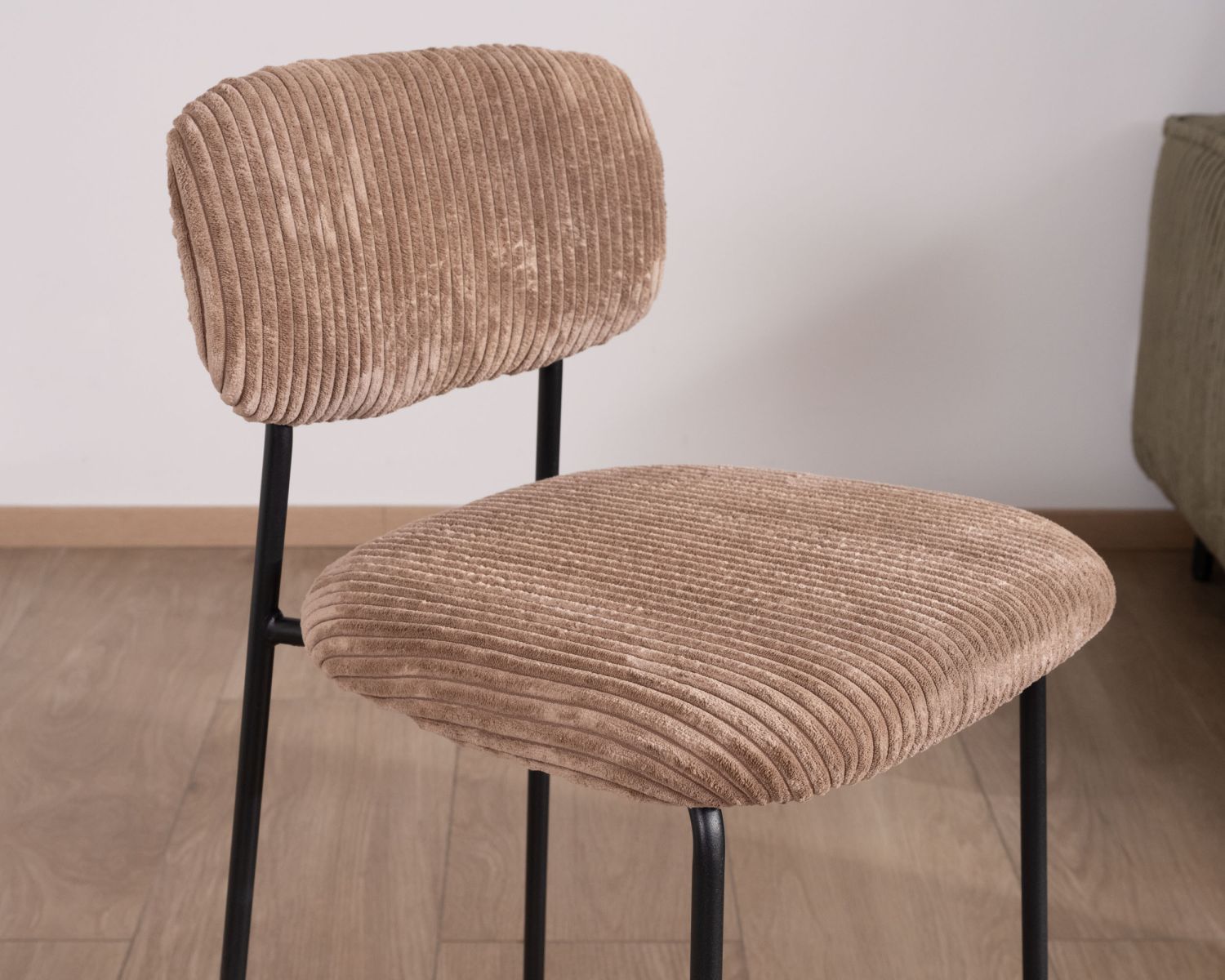 Lot de 4 chaises de bar style vintage en velours côtelé camel et pieds métal noir "Kulmino"