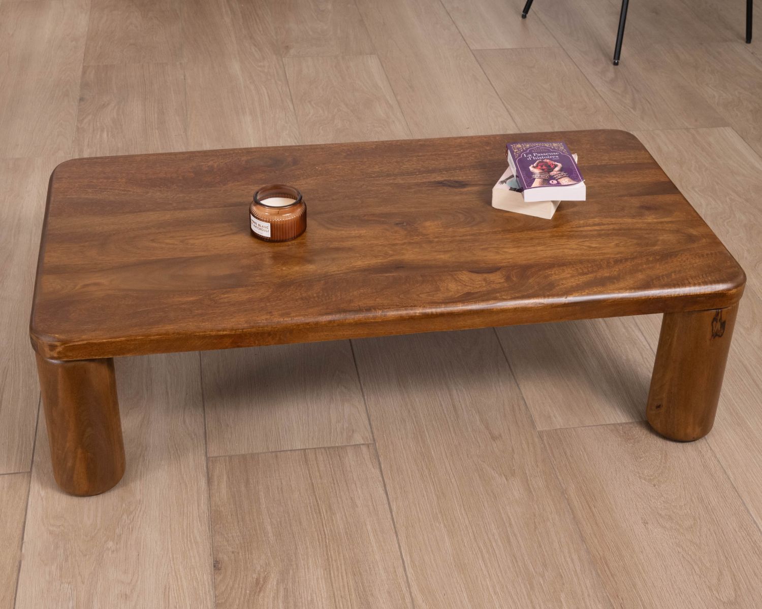 Table basse design épuré avec pieds ronds "Padouk" en manguier massif
