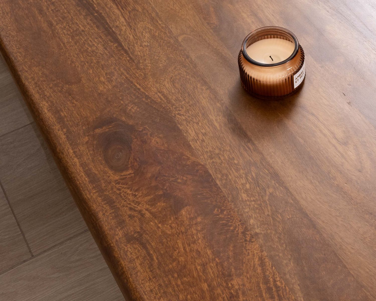 Table basse design épuré avec pieds ronds "Padouk" en manguier massif