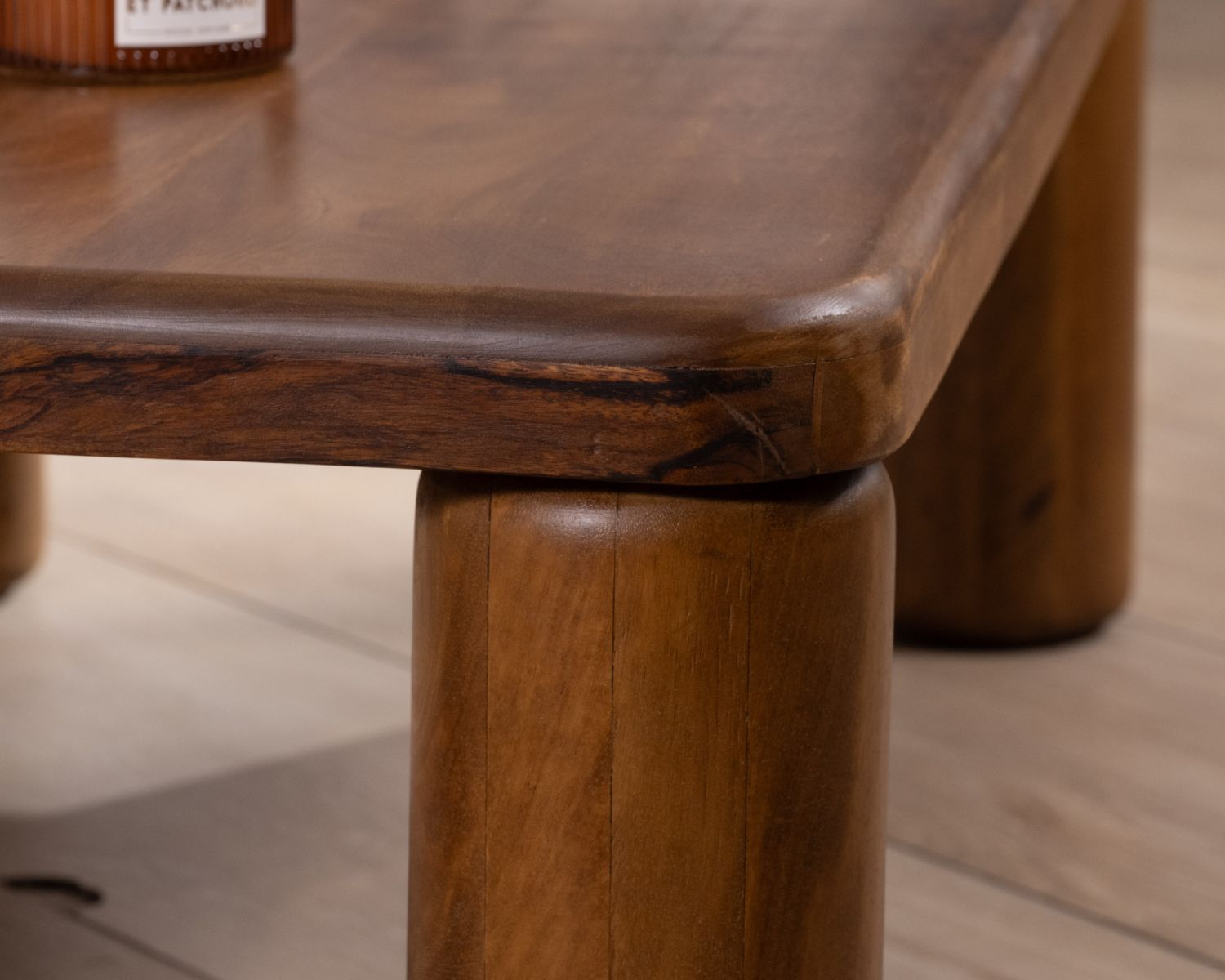 Table basse design épuré avec pieds ronds "Padouk" en manguier massif