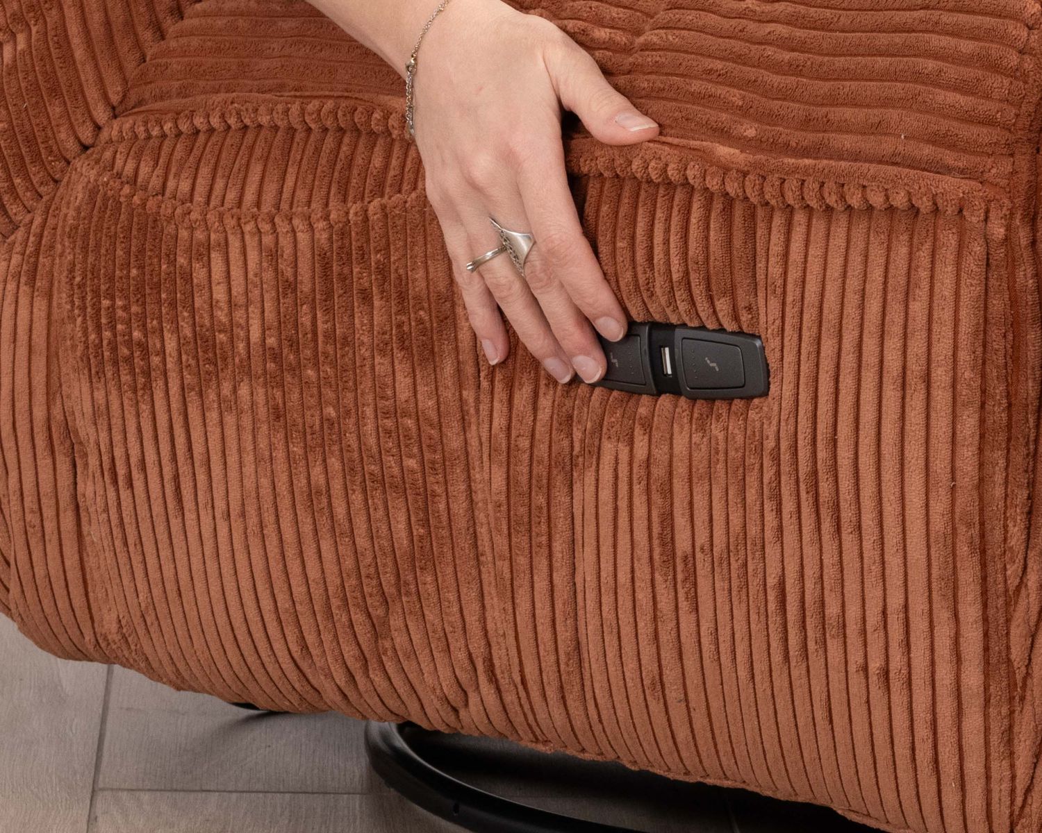 Fauteuil enveloppant en velours côtelé terracotta "Cascada" rotatif avec repose-pieds relevable