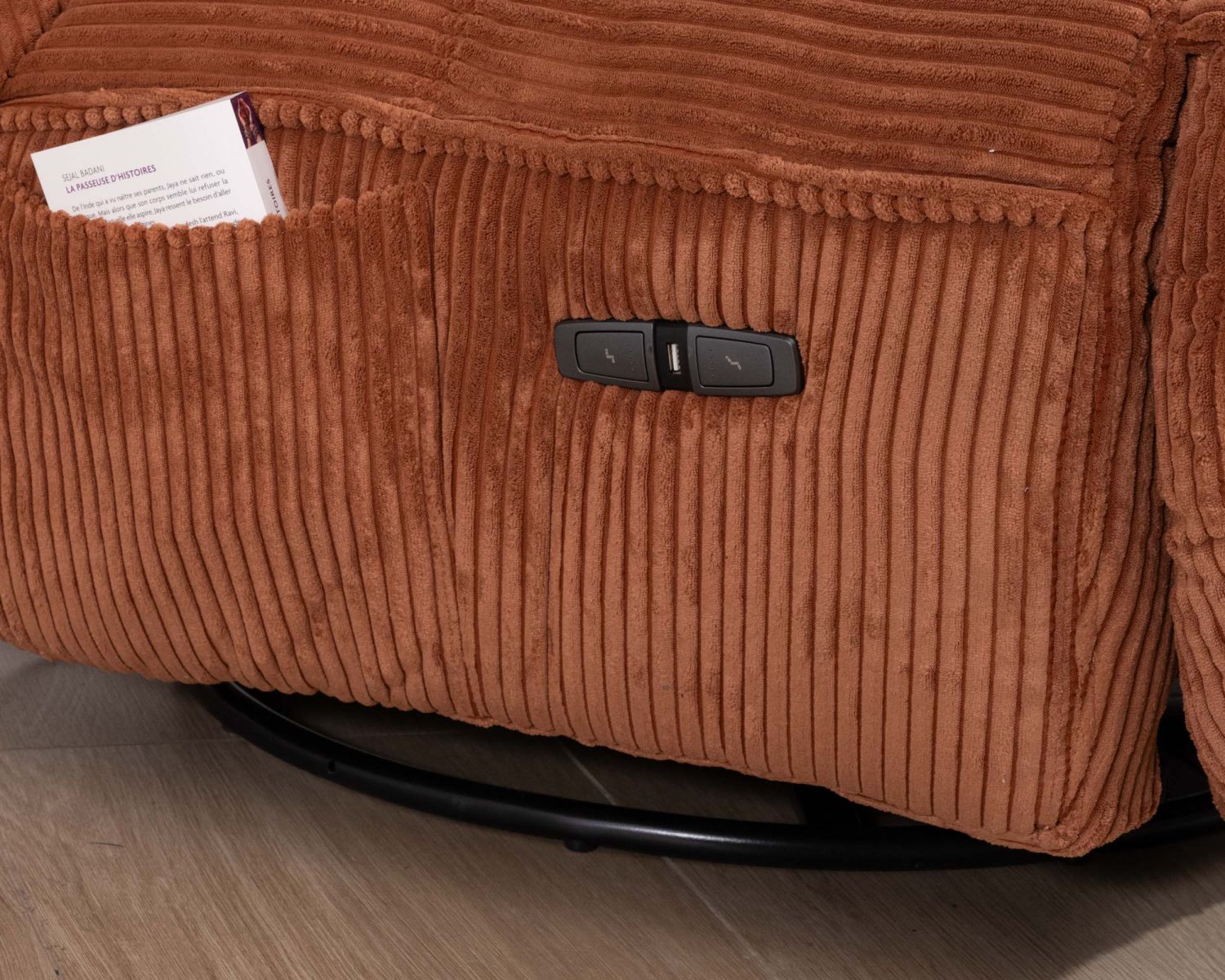 Fauteuil enveloppant en velours côtelé terracotta "Cascada" rotatif avec repose-pieds relevable